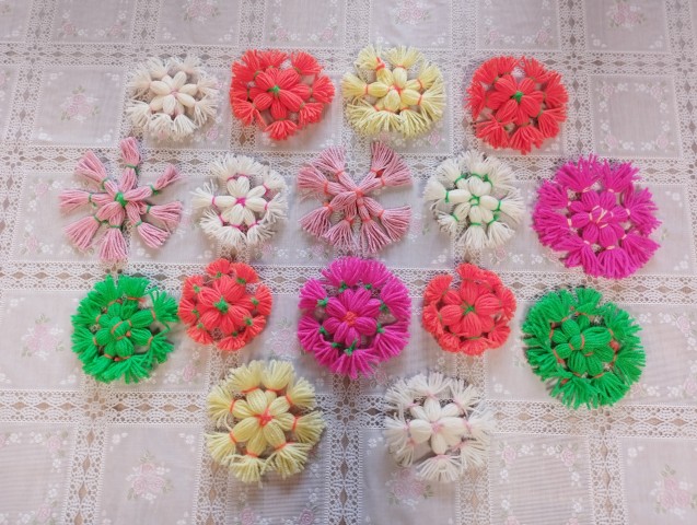 Radosā darbnīca veltīta Starptautiskajai ģimenes dienai. Ziedu dekoru izgatavošana no diegiem.